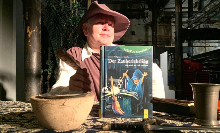 Autor Erich Weidinger mit seinem neuen Buch Foto: @sudoxe67 (Christian Hemetsberger)