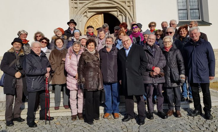 Die Senioren aus Vöcklabruck nahmen Aufstellung zum Gruppenfoto. Foto: Luise Hohl 