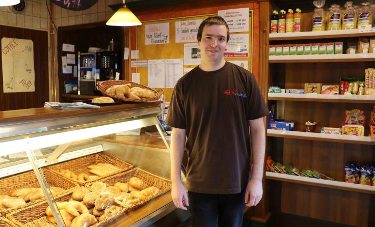 Michael Fuchsberger macht die Arbeit in der Bäckerei Spaß. Foto: Caritas