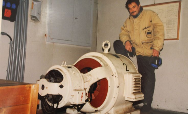 Rolf Harfmann mit einem der zwei langgedienten Generatoren Foto: Harfmann