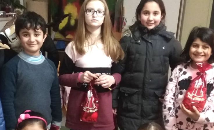 Lerncafe-Kinder im Caritas-Lerncafe mit ihren Nikolaus-Sackerln Foto: Christine Schön