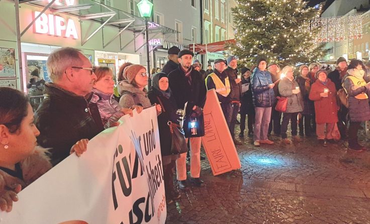 Lichterkette am Stadtplatz mit rund 200 Teilnehmern Foto: Armutsnetzwerk beziehungsweise Josef Ramsl