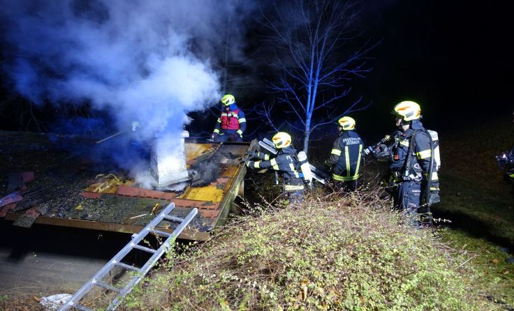 Die Feuerwehr hatte den Brand rasch unter Kontrolle. Foto: FF Atzbach