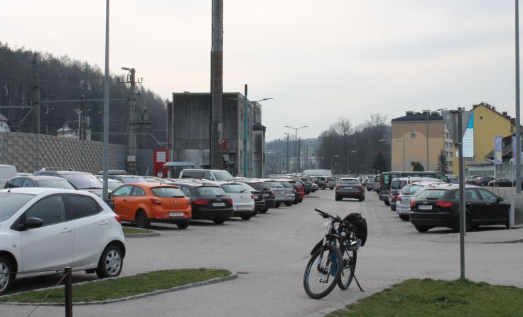 Eine Lösung der Parkplatzmisere beim Bahnhof lässt auf sich warten. Foto: Mac