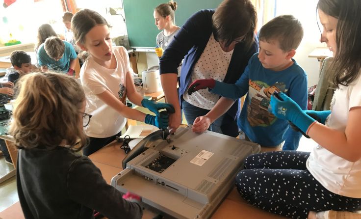Beim Zerlege-Workshop geht es auch um Upcycling. Foto: KEM Vöckla-Ager, Sabine Watzlik