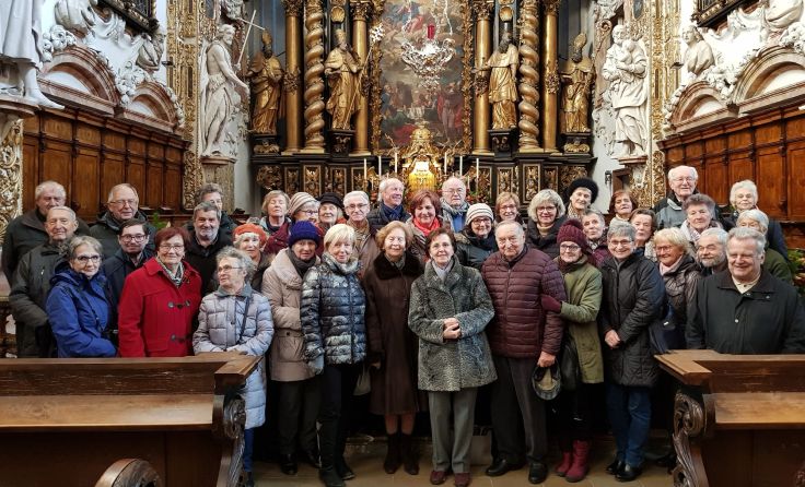 Aufstellung zum Gruppenfoto in der Stiftskirche. Foto: Luise Hohl 