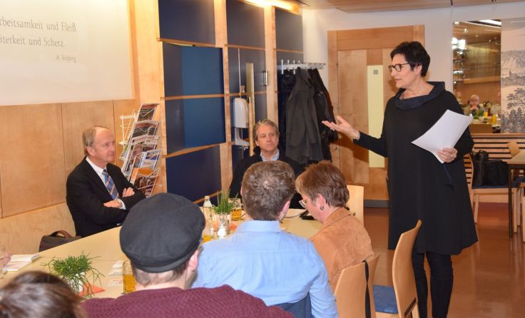 Ins Kolpinghaus Vöcklabruck wurde zum Kulturstammtisch geladen. Foto: Stadtamt