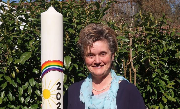 Anita Leitner mit der von ihr geschaffenen Timelkamer Pfarr-Osterkerze Foto: privat