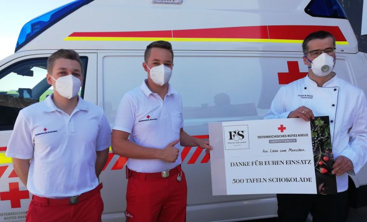 Thomas Kibler (Frucht & Sinne, r.) mit Rot-Kreuz-Mitarbeitern Foto: F&S