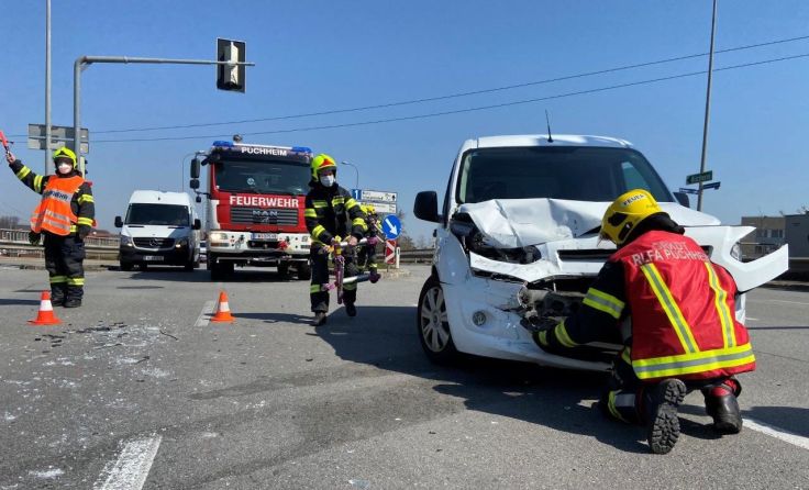 Mit Mund-Nasenschutz bei einem Unfalleinsatz in Attnang-Puchheim Foto: FF Puchheim 