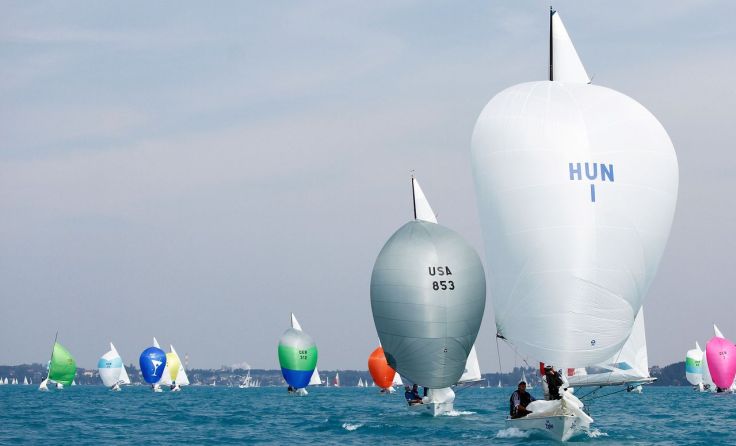 Soling-Flotte auf Vorwindkurs mit den gesetzten, großen Spinnakern Foto: Irene Schanda