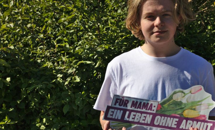 Die Jungen Linken fordern ein Leben ohne Armut zum Muttertag.Foto: Junge Linke/Konstantin Nini