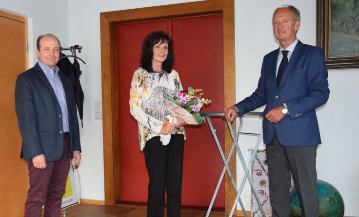 Irmgard Lohninger wurde im Rathaus vom Bürgermeister mit Blumen verabschiedet. Foto: Stadtamt