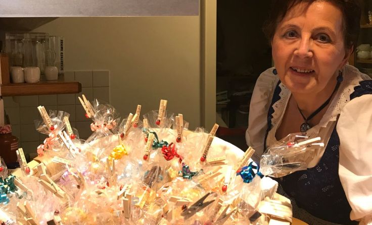 Annita Hofer mit den bunten „Wir gehören zusammen“-Energiesackerln Foto: H. Weißenbacher