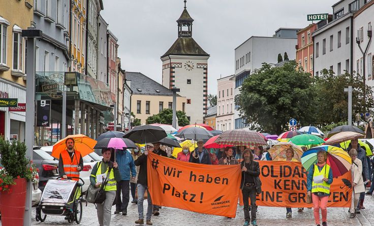 Solidarität mit Flüchtlingen wurde in Vöcklabruck bekundet. Foto: Josef Ramsl