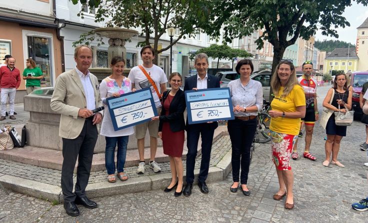 Beim Laufen gab es keinen gemeinsamen Starttermin, bei der Scheckübergabe schon. Foto: Stadtamt