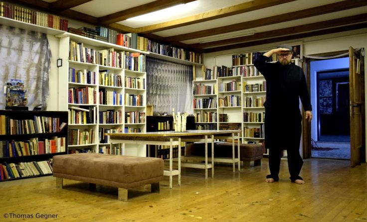 Künstler und Kunsthausbetreiber Thomas Gegner in seinem Antiquariat. Fotos (2): Gegner