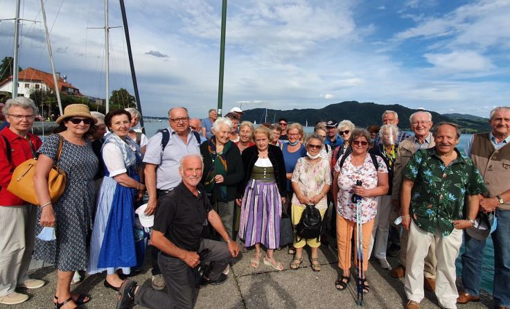Die Senioren bei der Schiffsanlegestelle in Attersee. Foto: Christian Wimmersberger