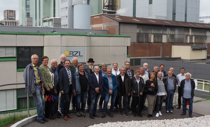 Die ehemaligen Lehrlinge beim Gruppenfoto vor dem Bildungszentrum Foto: privat