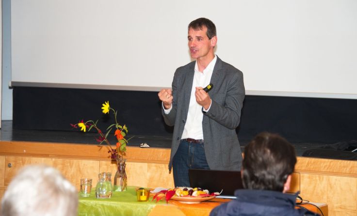 Johannes Brandl bei seinem Vortrag in Timelkam Foto: Eras Grünbacher