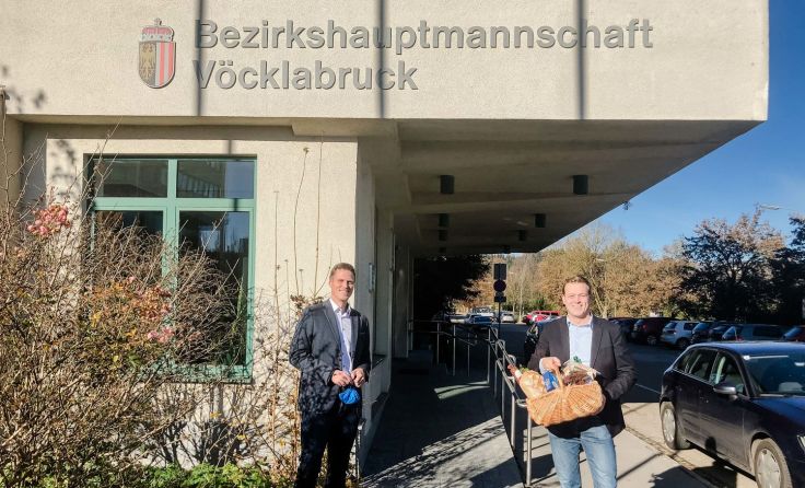 Landesrat Stefan Kaineder (r.) mit Bezirkshauptmann Johannes Beer Foto: Land OÖ