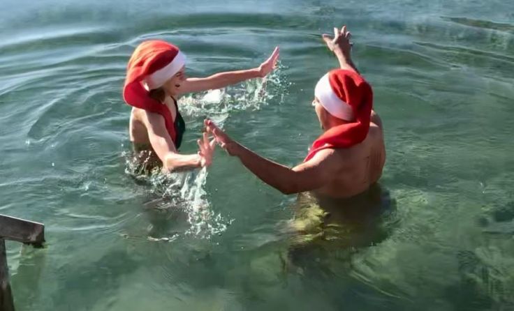 Ein wirklich erfrischendes Bad im Attersee für den Eisbombenbewerb Foto: privat