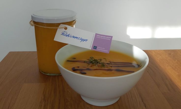 „Suppe im Glas“ wird in Vöcklabruck zum Mitnehmen angeboten. Foto: Ute Kopatsch