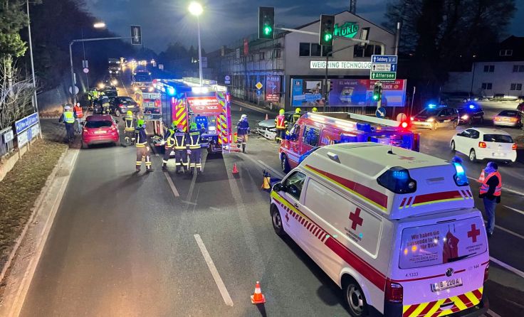 Der Unfall auf der B1 führte zu Staus. Fotos (2): FF Vöcklabruck