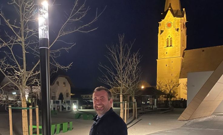 Bürgermeister Jürgen Lachinger ist stolz auf dieses Energieprojekt in Gampern. Foto: Gemeinde