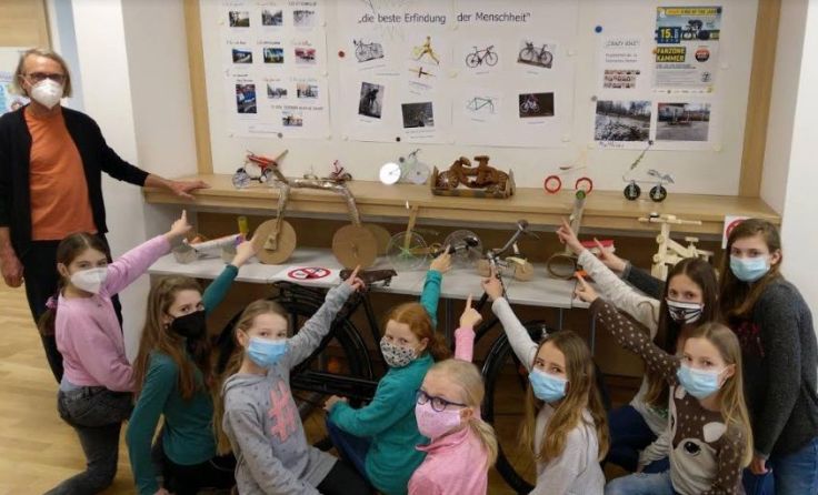 Lehrer Klaus Schausberger und einige der kreativen Schülerinnen mit ihren Kunstwerken.Foto: Schule