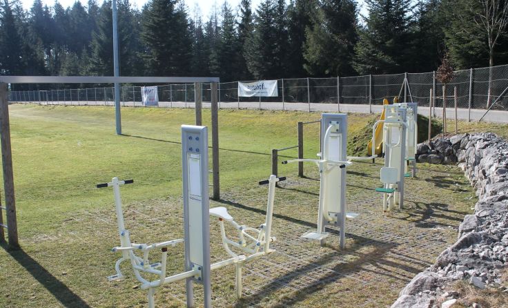 Outdoor-Fitnessgeräte neben dem Fußballplatz
