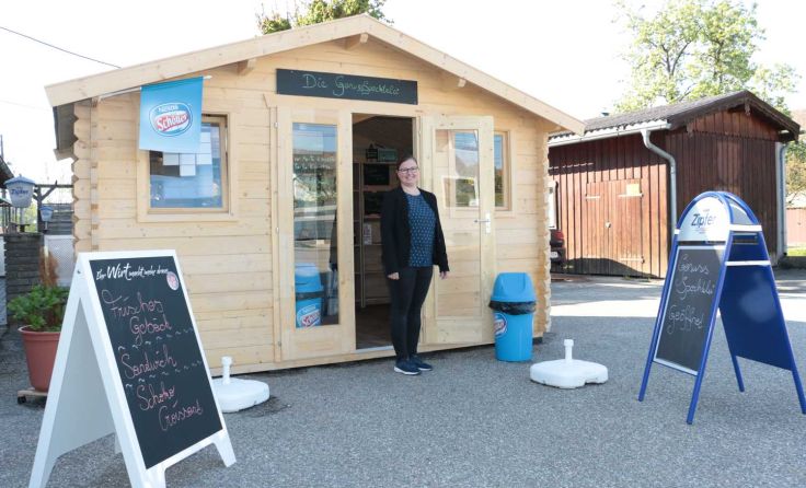 Karoline Ahamer vor ihrer neuen Genussspechtelei in Redlham. Foto: privat