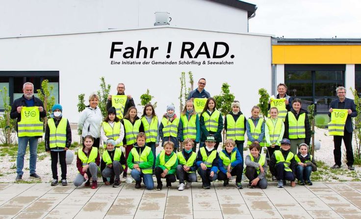 An die jungen Radler wurden Warnwesten übergeben. Foto: studio46.at