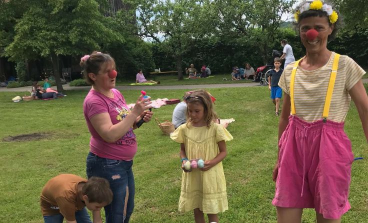 Die Clowninnen Valentina und Olga „strapazierten“ die Lachmuskeln. Foto: Caritas