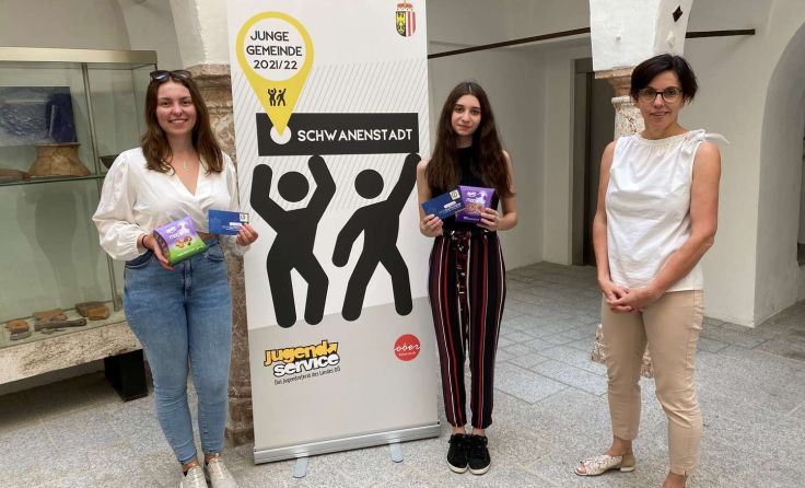 Jugendreferentin, Stadträtin Doris Staudinger mit zwei Gewinnerinnen. Foto: Stadtamt Schwanenstadt