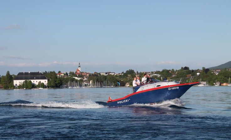 Mit dem Polizeiboot (Archivfoto) wurde das Ehepaar sicher ans Ufer gebracht. Foto: Mac