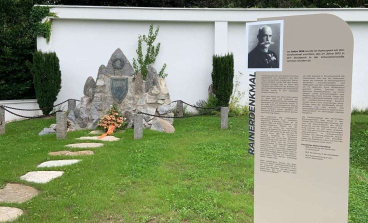 Rainerdenkmal mit Informationstafel im Rainerpark Schwanenstadt Foto: Mac