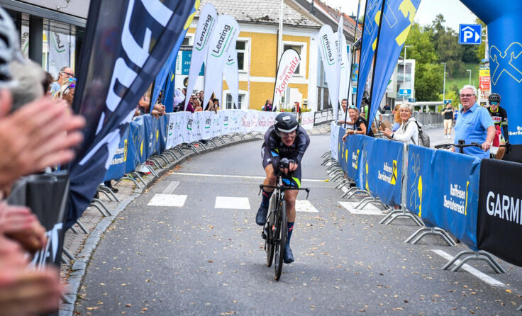 Tobias Häckl, King of the Lake 2021, bei der Zielfurchfahrt in Schörfling (Foto: Sportograf)