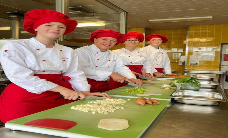 Für die Suppe wird fleißig frisches Gemüse geschnitten. (Foto: Don Bosco Schulen)