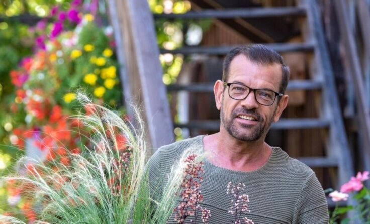 Lion Karl Ploberger hilft beim Aussuchen der Misteln. (Foto: Karl Ploberger)
