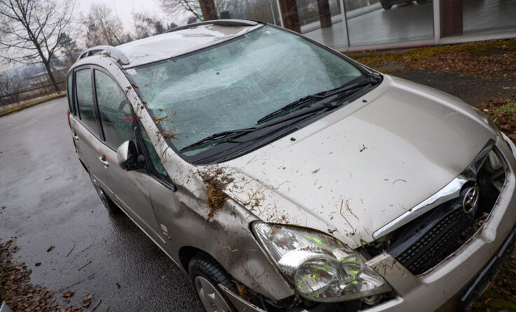 Das Fahrzeug wurde bei dem Überschlag schwer beschädigt. (Foto: laumat.at/Matthias Lauber)