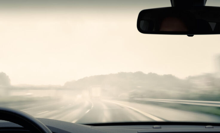 Der Sturm macht es auch den Autofahrern nicht leicht. (Foto: trendobjects/shutterstock.com)