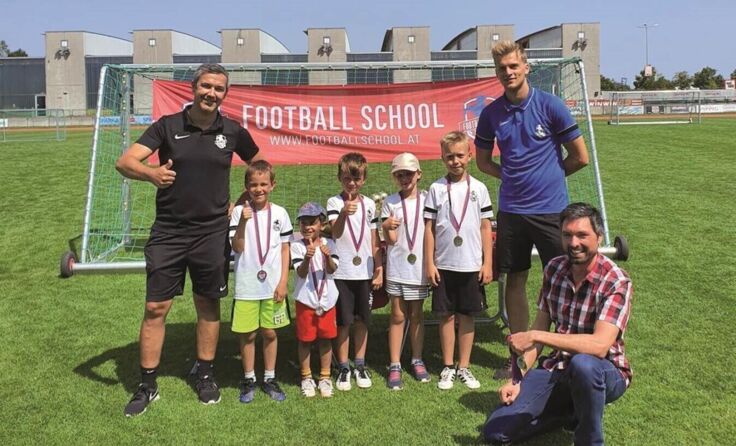 Auch Bürgermeister Peter Schobesberger (r.) freut sich auf das Camp. (Foto: VBSC/Footballschool)