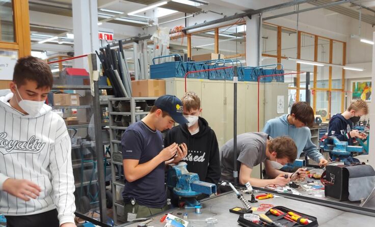 Lehrlinge der Lenzing AG zeigten Schülern, wie man Platinen lötet. (Foto: Mittelschule)