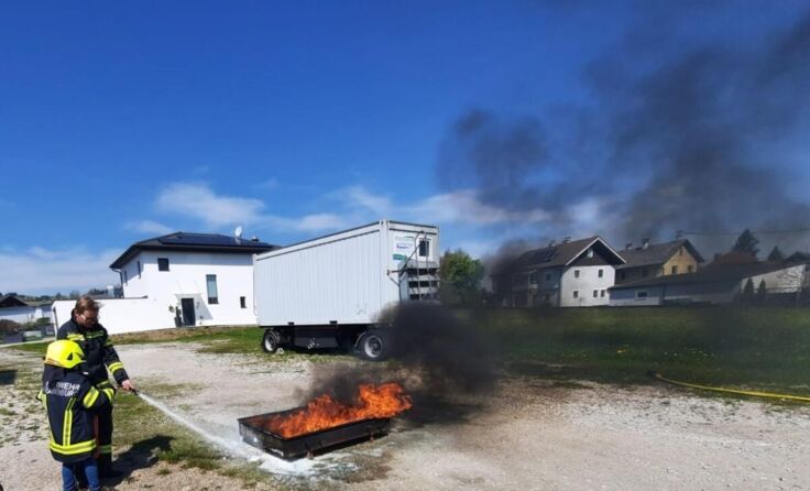 Auch das richtige Löschen will gelernt sein. (Foto: FF Frankenburg)
