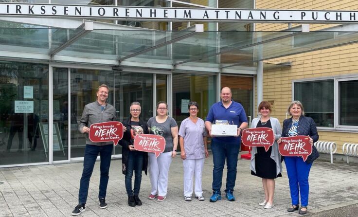 Eindeutige Botschaft der SPÖ vor dem Bezirksseniorenheim Attnang-P. (Foto: SPÖ Vöcklabruck)
