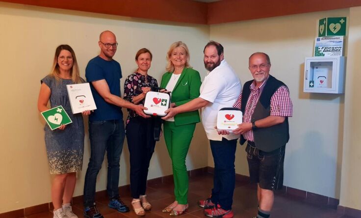 Ein Plus an Sicherheit bietet der neue Defibrillator im Schulzentrum St. Georgen/A. (Foto: Schule)