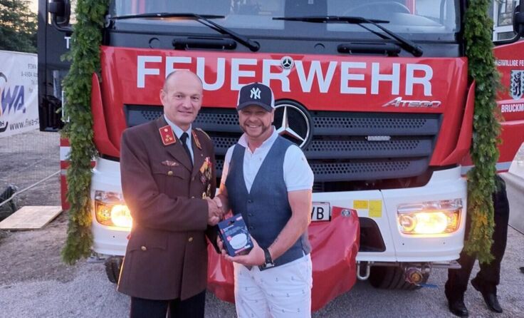 Kommandant Manfred Gründlinger (l.) mit HBS-Geschäftsführer Stefan Haas (Foto: FF Bruckmühl)