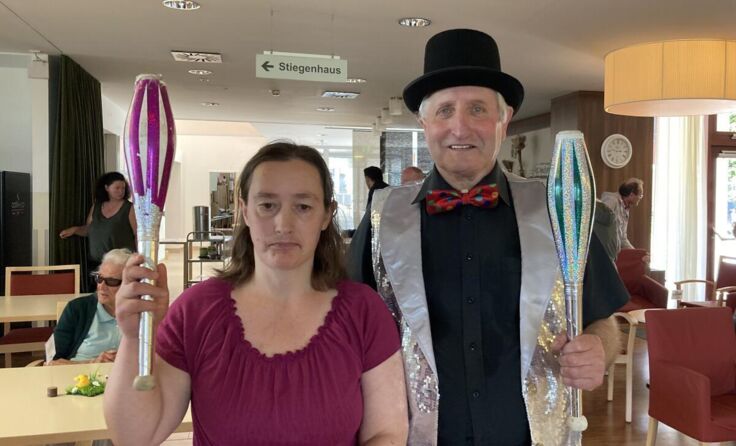 Meister-Jongleur Maximiliano mit einem seiner „Lehrlinge“ (Foto: Bezirksaltenheim)