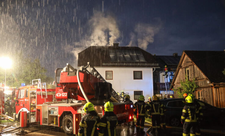 Der Dachstuhl des Hauses brannte. (Foto: laumat.at/Matthias Lauber)